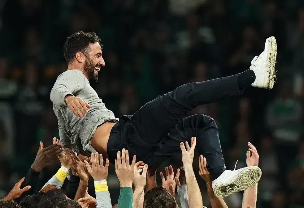 尤文主场大捷，球员赛后激动庆祝胜利，大学发生就是以后.的简单介绍