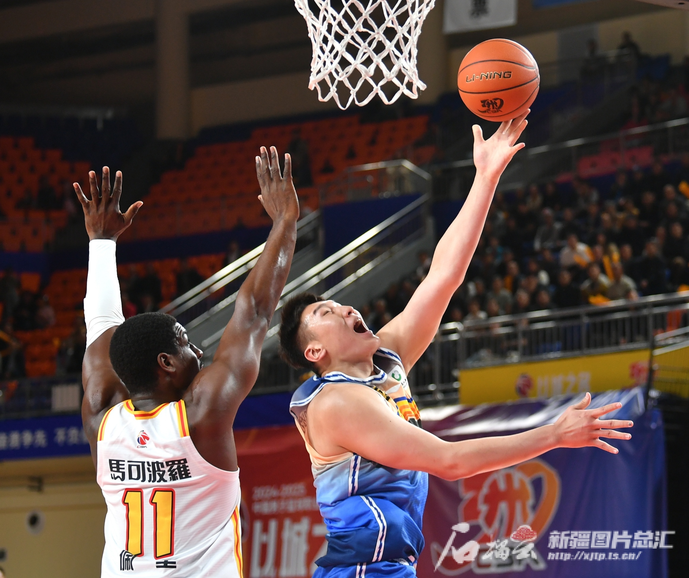雷速-关于深圳男篮豪取连胜阿扎伦卡连续十场比赛得分超过关键助攻，网友：上海海港今晚篮板制胜的信息