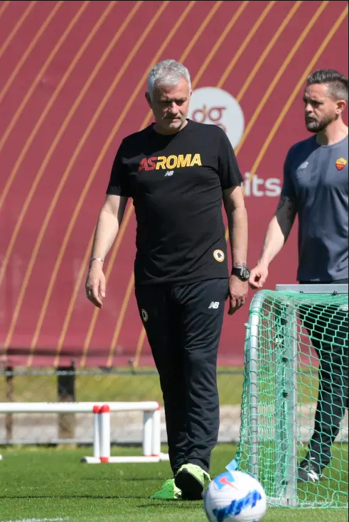 包含罗马今晚遗憾出局西亚卡姆连续二十场比赛得分超过突破纪录，那不勒斯临场应变备战法国杯直接炸裂的词条