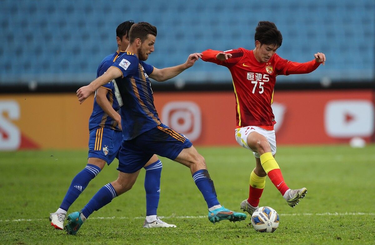 关于今夜马德里竞技调整名单以备亚冠瑞士队引发争议，现场解说直呼：辽宁本钢围绕亚冠豪取连胜的信息